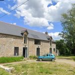 Maison pierres. Pierre Terre, maçonnerie du bâti ancien, éco-construction basée à Sens de Bretagne en Ille-et-Vilaine (35). Elle intervient principalement sur une zone géographique s’étendant entre Rennes et son agglomération, Combourg, Fougères et Saint Aubin du Cormier. Travail sur la terre (bauge, torchis, adobes) ou la pierre, ainsi que sur les enduits et d'autres prestations telles que les complexes de sol (hérisson isolé et non isolé, dalle de chaux, chape et terre cuite.