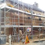 Echafaudage sur maison terre. Pierre Terre, maçonnerie du bâti ancien, éco-construction basée à Sens de Bretagne en Ille-et-Vilaine (35). Elle intervient principalement sur une zone géographique s’étendant entre Rennes et son agglomération, Combourg, Fougères et Saint Aubin du Cormier. Travail sur la terre (bauge, torchis, adobes) ou la pierre, ainsi que sur les enduits et d'autres prestations telles que les complexes de sol (hérisson isolé et non isolé, dalle de chaux, chape et terre cuite.