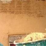 Corps d'enduit terre fibres. Pierre Terre, maçonnerie du bâti ancien, éco-construction basée à Sens de Bretagne en Ille-et-Vilaine (35). Elle intervient principalement sur une zone géographique s’étendant entre Rennes et son agglomération, Combourg, Fougères et Saint Aubin du Cormier. Travail sur la terre (bauge, torchis, adobes) ou la pierre, ainsi que sur les enduits et d'autres prestations telles que les complexes de sol (hérisson isolé et non isolé, dalle de chaux, chape et terre cuite.