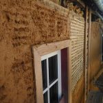 Corps d'enduit terre fibres. Pierre Terre, maçonnerie du bâti ancien, éco-construction basée à Sens de Bretagne en Ille-et-Vilaine (35). Elle intervient principalement sur une zone géographique s’étendant entre Rennes et son agglomération, Combourg, Fougères et Saint Aubin du Cormier. Travail sur la terre (bauge, torchis, adobes) ou la pierre, ainsi que sur les enduits et d'autres prestations telles que les complexes de sol (hérisson isolé et non isolé, dalle de chaux, chape et terre cuite.