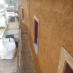 Corps d'enduit terre fibres. Pierre Terre, maçonnerie du bâti ancien, éco-construction basée à Sens de Bretagne en Ille-et-Vilaine (35). Elle intervient principalement sur une zone géographique s’étendant entre Rennes et son agglomération, Combourg, Fougères et Saint Aubin du Cormier. Travail sur la terre (bauge, torchis, adobes) ou la pierre, ainsi que sur les enduits et d'autres prestations telles que les complexes de sol (hérisson isolé et non isolé, dalle de chaux, chape et terre cuite.