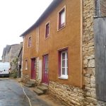 Façade maison en terre. Pierre Terre, maçonnerie du bâti ancien, éco-construction basée à Sens de Bretagne en Ille-et-Vilaine (35). Elle intervient principalement sur une zone géographique s’étendant entre Rennes et son agglomération, Combourg, Fougères et Saint Aubin du Cormier. Travail sur la terre (bauge, torchis, adobes) ou la pierre, ainsi que sur les enduits et d'autres prestations telles que les complexes de sol (hérisson isolé et non isolé, dalle de chaux, chape et terre cuite.