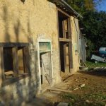 Double carrée. Pierre Terre, maçonnerie du bâti ancien, éco-construction basée à Sens de Bretagne en Ille-et-Vilaine (35). Elle intervient principalement sur une zone géographique s’étendant entre Rennes et son agglomération, Combourg, Fougères et Saint Aubin du Cormier. Travail sur la terre (bauge, torchis, adobes) ou la pierre, ainsi que sur les enduits et d'autres prestations telles que les complexes de sol (hérisson isolé et non isolé, dalle de chaux, chape et terre cuite.