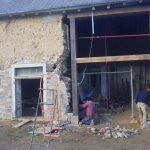 Créations d'ouvertures avec double carrée sur façade en bauge. Pierre Terre, maçonnerie du bâti ancien, éco-construction basée à Sens de Bretagne en Ille-et-Vilaine (35). Elle intervient principalement sur une zone géographique s’étendant entre Rennes et son agglomération, Combourg, Fougères et Saint Aubin du Cormier. Travail sur la terre (bauge, torchis, adobes) ou la pierre, ainsi que sur les enduits et d'autres prestations telles que les complexes de sol (hérisson isolé et non isolé, dalle de chaux, chape et terre cuite.