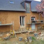 Maison en terre. Pierre Terre, maçonnerie du bâti ancien, éco-construction basée à Sens de Bretagne en Ille-et-Vilaine (35). Elle intervient principalement sur une zone géographique s’étendant entre Rennes et son agglomération, Combourg, Fougères et Saint Aubin du Cormier. Travail sur la terre (bauge, torchis, adobes) ou la pierre, ainsi que sur les enduits et d'autres prestations telles que les complexes de sol (hérisson isolé et non isolé, dalle de chaux, chape et terre cuite.