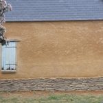 Maison en terre. Pierre Terre, maçonnerie du bâti ancien, éco-construction basée à Sens de Bretagne en Ille-et-Vilaine (35). Elle intervient principalement sur une zone géographique s’étendant entre Rennes et son agglomération, Combourg, Fougères et Saint Aubin du Cormier. Travail sur la terre (bauge, torchis, adobes) ou la pierre, ainsi que sur les enduits et d'autres prestations telles que les complexes de sol (hérisson isolé et non isolé, dalle de chaux, chape et terre cuite.