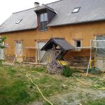 Maison en terre. Pierre Terre, maçonnerie du bâti ancien, éco-construction basée à Sens de Bretagne en Ille-et-Vilaine (35). Elle intervient principalement sur une zone géographique s’étendant entre Rennes et son agglomération, Combourg, Fougères et Saint Aubin du Cormier. Travail sur la terre (bauge, torchis, adobes) ou la pierre, ainsi que sur les enduits et d'autres prestations telles que les complexes de sol (hérisson isolé et non isolé, dalle de chaux, chape et terre cuite.