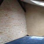 Enduit chaux sable. Pierre Terre, maçonnerie du bâti ancien, éco-construction basée à Sens de Bretagne en Ille-et-Vilaine (35). Elle intervient principalement sur une zone géographique s’étendant entre Rennes et son agglomération, Combourg, Fougères et Saint Aubin du Cormier. Travail sur la terre (bauge, torchis, adobes) ou la pierre, ainsi que sur les enduits et d'autres prestations telles que les complexes de sol (hérisson isolé et non isolé, dalle de chaux, chape et terre cuite.