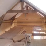 Enduit chaux sable terre. Pierre Terre, maçonnerie du bâti ancien, éco-construction basée à Sens de Bretagne en Ille-et-Vilaine (35). Elle intervient principalement sur une zone géographique s’étendant entre Rennes et son agglomération, Combourg, Fougères et Saint Aubin du Cormier. Travail sur la terre (bauge, torchis, adobes) ou la pierre, ainsi que sur les enduits et d'autres prestations telles que les complexes de sol (hérisson isolé et non isolé, dalle de chaux, chape et terre cuite.