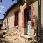 Façade chaux sable. Pierre Terre, maçonnerie du bâti ancien, éco-construction basée à Sens de Bretagne en Ille-et-Vilaine (35). Elle intervient principalement sur une zone géographique s’étendant entre Rennes et son agglomération, Combourg, Fougères et Saint Aubin du Cormier. Travail sur la terre (bauge, torchis, adobes) ou la pierre, ainsi que sur les enduits et d'autres prestations telles que les complexes de sol (hérisson isolé et non isolé, dalle de chaux, chape et terre cuite.