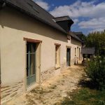 Façade chaux sable. Pierre Terre, maçonnerie du bâti ancien, éco-construction basée à Sens de Bretagne en Ille-et-Vilaine (35). Elle intervient principalement sur une zone géographique s’étendant entre Rennes et son agglomération, Combourg, Fougères et Saint Aubin du Cormier. Travail sur la terre (bauge, torchis, adobes) ou la pierre, ainsi que sur les enduits et d'autres prestations telles que les complexes de sol (hérisson isolé et non isolé, dalle de chaux, chape et terre cuite.