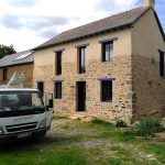 Façade chaux sable. Pierre Terre, maçonnerie du bâti ancien, éco-construction basée à Sens de Bretagne en Ille-et-Vilaine (35). Elle intervient principalement sur une zone géographique s’étendant entre Rennes et son agglomération, Combourg, Fougères et Saint Aubin du Cormier. Travail sur la terre (bauge, torchis, adobes) ou la pierre, ainsi que sur les enduits et d'autres prestations telles que les complexes de sol (hérisson isolé et non isolé, dalle de chaux, chape et terre cuite.