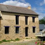 Façade chaux sable. Pierre Terre, maçonnerie du bâti ancien, éco-construction basée à Sens de Bretagne en Ille-et-Vilaine (35). Elle intervient principalement sur une zone géographique s’étendant entre Rennes et son agglomération, Combourg, Fougères et Saint Aubin du Cormier. Travail sur la terre (bauge, torchis, adobes) ou la pierre, ainsi que sur les enduits et d'autres prestations telles que les complexes de sol (hérisson isolé et non isolé, dalle de chaux, chape et terre cuite.