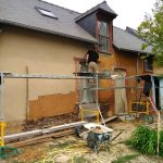 Finition chaux sable. Pierre Terre, maçonnerie du bâti ancien, éco-construction basée à Sens de Bretagne en Ille-et-Vilaine (35). Elle intervient principalement sur une zone géographique s’étendant entre Rennes et son agglomération, Combourg, Fougères et Saint Aubin du Cormier. Travail sur la terre (bauge, torchis, adobes) ou la pierre, ainsi que sur les enduits et d'autres prestations telles que les complexes de sol (hérisson isolé et non isolé, dalle de chaux, chape et terre cuite.