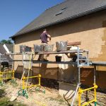 Finition chaux sable. Pierre Terre, maçonnerie du bâti ancien, éco-construction basée à Sens de Bretagne en Ille-et-Vilaine (35). Elle intervient principalement sur une zone géographique s’étendant entre Rennes et son agglomération, Combourg, Fougères et Saint Aubin du Cormier. Travail sur la terre (bauge, torchis, adobes) ou la pierre, ainsi que sur les enduits et d'autres prestations telles que les complexes de sol (hérisson isolé et non isolé, dalle de chaux, chape et terre cuite.