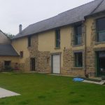 Finition chaux sable. Pierre Terre, maçonnerie du bâti ancien, éco-construction basée à Sens de Bretagne en Ille-et-Vilaine (35). Elle intervient principalement sur une zone géographique s’étendant entre Rennes et son agglomération, Combourg, Fougères et Saint Aubin du Cormier. Travail sur la terre (bauge, torchis, adobes) ou la pierre, ainsi que sur les enduits et d'autres prestations telles que les complexes de sol (hérisson isolé et non isolé, dalle de chaux, chape et terre cuite.