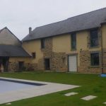 Finition chaux sable. Pierre Terre, maçonnerie du bâti ancien, éco-construction basée à Sens de Bretagne en Ille-et-Vilaine (35). Elle intervient principalement sur une zone géographique s’étendant entre Rennes et son agglomération, Combourg, Fougères et Saint Aubin du Cormier. Travail sur la terre (bauge, torchis, adobes) ou la pierre, ainsi que sur les enduits et d'autres prestations telles que les complexes de sol (hérisson isolé et non isolé, dalle de chaux, chape et terre cuite.