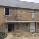 Finition chaux sable. Pierre Terre, maçonnerie du bâti ancien, éco-construction basée à Sens de Bretagne en Ille-et-Vilaine (35). Elle intervient principalement sur une zone géographique s’étendant entre Rennes et son agglomération, Combourg, Fougères et Saint Aubin du Cormier. Travail sur la terre (bauge, torchis, adobes) ou la pierre, ainsi que sur les enduits et d'autres prestations telles que les complexes de sol (hérisson isolé et non isolé, dalle de chaux, chape et terre cuite.