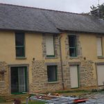 Finition chaux sable. Pierre Terre, maçonnerie du bâti ancien, éco-construction basée à Sens de Bretagne en Ille-et-Vilaine (35). Elle intervient principalement sur une zone géographique s’étendant entre Rennes et son agglomération, Combourg, Fougères et Saint Aubin du Cormier. Travail sur la terre (bauge, torchis, adobes) ou la pierre, ainsi que sur les enduits et d'autres prestations telles que les complexes de sol (hérisson isolé et non isolé, dalle de chaux, chape et terre cuite.
