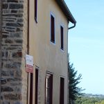 Finition chaux sable. Pierre Terre, maçonnerie du bâti ancien, éco-construction basée à Sens de Bretagne en Ille-et-Vilaine (35). Elle intervient principalement sur une zone géographique s’étendant entre Rennes et son agglomération, Combourg, Fougères et Saint Aubin du Cormier. Travail sur la terre (bauge, torchis, adobes) ou la pierre, ainsi que sur les enduits et d'autres prestations telles que les complexes de sol (hérisson isolé et non isolé, dalle de chaux, chape et terre cuite.