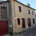 Finition chaux sable. Pierre Terre, maçonnerie du bâti ancien, éco-construction basée à Sens de Bretagne en Ille-et-Vilaine (35). Elle intervient principalement sur une zone géographique s’étendant entre Rennes et son agglomération, Combourg, Fougères et Saint Aubin du Cormier. Travail sur la terre (bauge, torchis, adobes) ou la pierre, ainsi que sur les enduits et d'autres prestations telles que les complexes de sol (hérisson isolé et non isolé, dalle de chaux, chape et terre cuite.