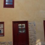 Finition chaux sable. Pierre Terre, maçonnerie du bâti ancien, éco-construction basée à Sens de Bretagne en Ille-et-Vilaine (35). Elle intervient principalement sur une zone géographique s’étendant entre Rennes et son agglomération, Combourg, Fougères et Saint Aubin du Cormier. Travail sur la terre (bauge, torchis, adobes) ou la pierre, ainsi que sur les enduits et d'autres prestations telles que les complexes de sol (hérisson isolé et non isolé, dalle de chaux, chape et terre cuite.