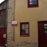 Finition chaux sable. Pierre Terre, maçonnerie du bâti ancien, éco-construction basée à Sens de Bretagne en Ille-et-Vilaine (35). Elle intervient principalement sur une zone géographique s’étendant entre Rennes et son agglomération, Combourg, Fougères et Saint Aubin du Cormier. Travail sur la terre (bauge, torchis, adobes) ou la pierre, ainsi que sur les enduits et d'autres prestations telles que les complexes de sol (hérisson isolé et non isolé, dalle de chaux, chape et terre cuite.