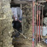 Ouverture dans une ancienne cheminée. Pierre Terre, maçonnerie du bâti ancien, éco-construction basée à Sens de Bretagne en Ille-et-Vilaine (35). Elle intervient principalement sur une zone géographique s’étendant entre Rennes et son agglomération, Combourg, Fougères et Saint Aubin du Cormier. Travail sur la terre (bauge, torchis, adobes) ou la pierre, ainsi que sur les enduits et d'autres prestations telles que les complexes de sol (hérisson isolé et non isolé, dalle de chaux, chape et terre cuite.