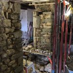 Ouverture dans une ancienne cheminée. Pierre Terre, maçonnerie du bâti ancien, éco-construction basée à Sens de Bretagne en Ille-et-Vilaine (35). Elle intervient principalement sur une zone géographique s’étendant entre Rennes et son agglomération, Combourg, Fougères et Saint Aubin du Cormier. Travail sur la terre (bauge, torchis, adobes) ou la pierre, ainsi que sur les enduits et d'autres prestations telles que les complexes de sol (hérisson isolé et non isolé, dalle de chaux, chape et terre cuite.
