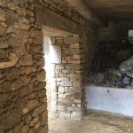 Ouverture dans une ancienne cheminée. Pierre Terre, maçonnerie du bâti ancien, éco-construction basée à Sens de Bretagne en Ille-et-Vilaine (35). Elle intervient principalement sur une zone géographique s’étendant entre Rennes et son agglomération, Combourg, Fougères et Saint Aubin du Cormier. Travail sur la terre (bauge, torchis, adobes) ou la pierre, ainsi que sur les enduits et d'autres prestations telles que les complexes de sol (hérisson isolé et non isolé, dalle de chaux, chape et terre cuite.