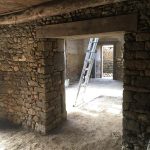 Ouverture dans une ancienne cheminée. Pierre Terre, maçonnerie du bâti ancien, éco-construction basée à Sens de Bretagne en Ille-et-Vilaine (35). Elle intervient principalement sur une zone géographique s’étendant entre Rennes et son agglomération, Combourg, Fougères et Saint Aubin du Cormier. Travail sur la terre (bauge, torchis, adobes) ou la pierre, ainsi que sur les enduits et d'autres prestations telles que les complexes de sol (hérisson isolé et non isolé, dalle de chaux, chape et terre cuite.