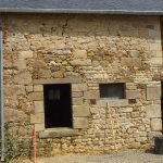 Maison pierres. Pierre Terre, maçonnerie du bâti ancien, éco-construction basée à Sens de Bretagne en Ille-et-Vilaine (35). Elle intervient principalement sur une zone géographique s’étendant entre Rennes et son agglomération, Combourg, Fougères et Saint Aubin du Cormier. Travail sur la terre (bauge, torchis, adobes) ou la pierre, ainsi que sur les enduits et d'autres prestations telles que les complexes de sol (hérisson isolé et non isolé, dalle de chaux, chape et terre cuite.
