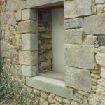 Ouverture en pierres. Pierre Terre, maçonnerie du bâti ancien, éco-construction basée à Sens de Bretagne en Ille-et-Vilaine (35). Elle intervient principalement sur une zone géographique s’étendant entre Rennes et son agglomération, Combourg, Fougères et Saint Aubin du Cormier. Travail sur la terre (bauge, torchis, adobes) ou la pierre, ainsi que sur les enduits et d'autres prestations telles que les complexes de sol (hérisson isolé et non isolé, dalle de chaux, chape et terre cuite.