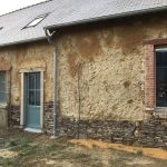 Mur bauge abîmé. Pierre Terre, maçonnerie du bâti ancien, éco-construction basée à Sens de Bretagne en Ille-et-Vilaine (35). Elle intervient principalement sur une zone géographique s’étendant entre Rennes et son agglomération, Combourg, Fougères et Saint Aubin du Cormier. Travail sur la terre (bauge, torchis, adobes) ou la pierre, ainsi que sur les enduits et d'autres prestations telles que les complexes de sol (hérisson isolé et non isolé, dalle de chaux, chape et terre cuite.