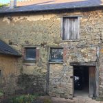 Mur bauge abîmé. Pierre Terre, maçonnerie du bâti ancien, éco-construction basée à Sens de Bretagne en Ille-et-Vilaine (35). Elle intervient principalement sur une zone géographique s’étendant entre Rennes et son agglomération, Combourg, Fougères et Saint Aubin du Cormier. Travail sur la terre (bauge, torchis, adobes) ou la pierre, ainsi que sur les enduits et d'autres prestations telles que les complexes de sol (hérisson isolé et non isolé, dalle de chaux, chape et terre cuite.