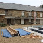 Echafaudage maison terre et pierres. Pierre Terre, maçonnerie du bâti ancien, éco-construction basée à Sens de Bretagne en Ille-et-Vilaine (35). Elle intervient principalement sur une zone géographique s’étendant entre Rennes et son agglomération, Combourg, Fougères et Saint Aubin du Cormier. Travail sur la terre (bauge, torchis, adobes) ou la pierre, ainsi que sur les enduits et d'autres prestations telles que les complexes de sol (hérisson isolé et non isolé, dalle de chaux, chape et terre cuite.