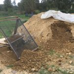 Tas de terre tamisée. Pierre Terre, maçonnerie du bâti ancien, éco-construction basée à Sens de Bretagne en Ille-et-Vilaine (35). Elle intervient principalement sur une zone géographique s’étendant entre Rennes et son agglomération, Combourg, Fougères et Saint Aubin du Cormier. Travail sur la terre (bauge, torchis, adobes) ou la pierre, ainsi que sur les enduits et d'autres prestations telles que les complexes de sol (hérisson isolé et non isolé, dalle de chaux, chape et terre cuite.