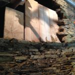 Planches de bois dans ouverture pierres. Pierre Terre, maçonnerie du bâti ancien, éco-construction basée à Sens de Bretagne en Ille-et-Vilaine (35). Elle intervient principalement sur une zone géographique s’étendant entre Rennes et son agglomération, Combourg, Fougères et Saint Aubin du Cormier. Travail sur la terre (bauge, torchis, adobes) ou la pierre, ainsi que sur les enduits et d'autres prestations telles que les complexes de sol (hérisson isolé et non isolé, dalle de chaux, chape et terre cuite.