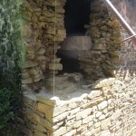 Reprise de maçonnerie pierre suite à éboulement. Pierre Terre, maçonnerie du bâti ancien, éco-construction basée à Sens de Bretagne en Ille-et-Vilaine (35). Elle intervient principalement sur une zone géographique s’étendant entre Rennes et son agglomération, Combourg, Fougères et Saint Aubin du Cormier. Travail sur la terre (bauge, torchis, adobes) ou la pierre, ainsi que sur les enduits et d'autres prestations telles que les complexes de sol (hérisson isolé et non isolé, dalle de chaux, chape et terre cuite.