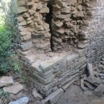 Reprise de maçonnerie pierre suite à éboulement. Pierre Terre, maçonnerie du bâti ancien, éco-construction basée à Sens de Bretagne en Ille-et-Vilaine (35). Elle intervient principalement sur une zone géographique s’étendant entre Rennes et son agglomération, Combourg, Fougères et Saint Aubin du Cormier. Travail sur la terre (bauge, torchis, adobes) ou la pierre, ainsi que sur les enduits et d'autres prestations telles que les complexes de sol (hérisson isolé et non isolé, dalle de chaux, chape et terre cuite.
