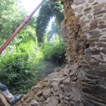 Reprise de maçonnerie pierre suite à éboulement. Pierre Terre, maçonnerie du bâti ancien, éco-construction basée à Sens de Bretagne en Ille-et-Vilaine (35). Elle intervient principalement sur une zone géographique s’étendant entre Rennes et son agglomération, Combourg, Fougères et Saint Aubin du Cormier. Travail sur la terre (bauge, torchis, adobes) ou la pierre, ainsi que sur les enduits et d'autres prestations telles que les complexes de sol (hérisson isolé et non isolé, dalle de chaux, chape et terre cuite.