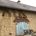 Mur terre abîmé. Pierre Terre, maçonnerie du bâti ancien, éco-construction basée à Sens de Bretagne en Ille-et-Vilaine (35). Elle intervient principalement sur une zone géographique s’étendant entre Rennes et son agglomération, Combourg, Fougères et Saint Aubin du Cormier. Travail sur la terre (bauge, torchis, adobes) ou la pierre, ainsi que sur les enduits et d'autres prestations telles que les complexes de sol (hérisson isolé et non isolé, dalle de chaux, chape et terre cuite.