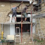 Retrait du béton de ciment et remplacement par des doubles carrée bois. Pierre Terre, maçonnerie du bâti ancien, éco-construction basée à Sens de Bretagne en Ille-et-Vilaine (35). Elle intervient principalement sur une zone géographique s’étendant entre Rennes et son agglomération, Combourg, Fougères et Saint Aubin du Cormier. Travail sur la terre (bauge, torchis, adobes) ou la pierre, ainsi que sur les enduits et d'autres prestations telles que les complexes de sol (hérisson isolé et non isolé, dalle de chaux, chape et terre cuite.