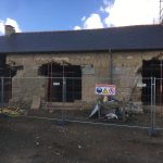 Retrait du béton de ciment et remplacement par des doubles carrée bois. Pierre Terre, maçonnerie du bâti ancien, éco-construction basée à Sens de Bretagne en Ille-et-Vilaine (35). Elle intervient principalement sur une zone géographique s’étendant entre Rennes et son agglomération, Combourg, Fougères et Saint Aubin du Cormier. Travail sur la terre (bauge, torchis, adobes) ou la pierre, ainsi que sur les enduits et d'autres prestations telles que les complexes de sol (hérisson isolé et non isolé, dalle de chaux, chape et terre cuite.