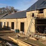 Retrait du béton de ciment et remplacement par des doubles carrée bois. Pierre Terre, maçonnerie du bâti ancien, éco-construction basée à Sens de Bretagne en Ille-et-Vilaine (35). Elle intervient principalement sur une zone géographique s’étendant entre Rennes et son agglomération, Combourg, Fougères et Saint Aubin du Cormier. Travail sur la terre (bauge, torchis, adobes) ou la pierre, ainsi que sur les enduits et d'autres prestations telles que les complexes de sol (hérisson isolé et non isolé, dalle de chaux, chape et terre cuite.