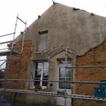 Retrait du béton de ciment et remplacement par des doubles carrée bois. Pierre Terre, maçonnerie du bâti ancien, éco-construction basée à Sens de Bretagne en Ille-et-Vilaine (35). Elle intervient principalement sur une zone géographique s’étendant entre Rennes et son agglomération, Combourg, Fougères et Saint Aubin du Cormier. Travail sur la terre (bauge, torchis, adobes) ou la pierre, ainsi que sur les enduits et d'autres prestations telles que les complexes de sol (hérisson isolé et non isolé, dalle de chaux, chape et terre cuite.