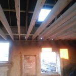 Grange en bauge. Pierre Terre, maçonnerie du bâti ancien, éco-construction basée à Sens de Bretagne en Ille-et-Vilaine (35). Elle intervient principalement sur une zone géographique s’étendant entre Rennes et son agglomération, Combourg, Fougères et Saint Aubin du Cormier. Travail sur la terre (bauge, torchis, adobes) ou la pierre, ainsi que sur les enduits et d'autres prestations telles que les complexes de sol (hérisson isolé et non isolé, dalle de chaux, chape et terre cuite.