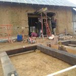 Grange en bauge. Pierre Terre, maçonnerie du bâti ancien, éco-construction basée à Sens de Bretagne en Ille-et-Vilaine (35). Elle intervient principalement sur une zone géographique s’étendant entre Rennes et son agglomération, Combourg, Fougères et Saint Aubin du Cormier. Travail sur la terre (bauge, torchis, adobes) ou la pierre, ainsi que sur les enduits et d'autres prestations telles que les complexes de sol (hérisson isolé et non isolé, dalle de chaux, chape et terre cuite.