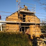 Grange en bauge. Pierre Terre, maçonnerie du bâti ancien, éco-construction basée à Sens de Bretagne en Ille-et-Vilaine (35). Elle intervient principalement sur une zone géographique s’étendant entre Rennes et son agglomération, Combourg, Fougères et Saint Aubin du Cormier. Travail sur la terre (bauge, torchis, adobes) ou la pierre, ainsi que sur les enduits et d'autres prestations telles que les complexes de sol (hérisson isolé et non isolé, dalle de chaux, chape et terre cuite.