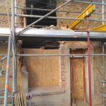 Grange en bauge. Pierre Terre, maçonnerie du bâti ancien, éco-construction basée à Sens de Bretagne en Ille-et-Vilaine (35). Elle intervient principalement sur une zone géographique s’étendant entre Rennes et son agglomération, Combourg, Fougères et Saint Aubin du Cormier. Travail sur la terre (bauge, torchis, adobes) ou la pierre, ainsi que sur les enduits et d'autres prestations telles que les complexes de sol (hérisson isolé et non isolé, dalle de chaux, chape et terre cuite.